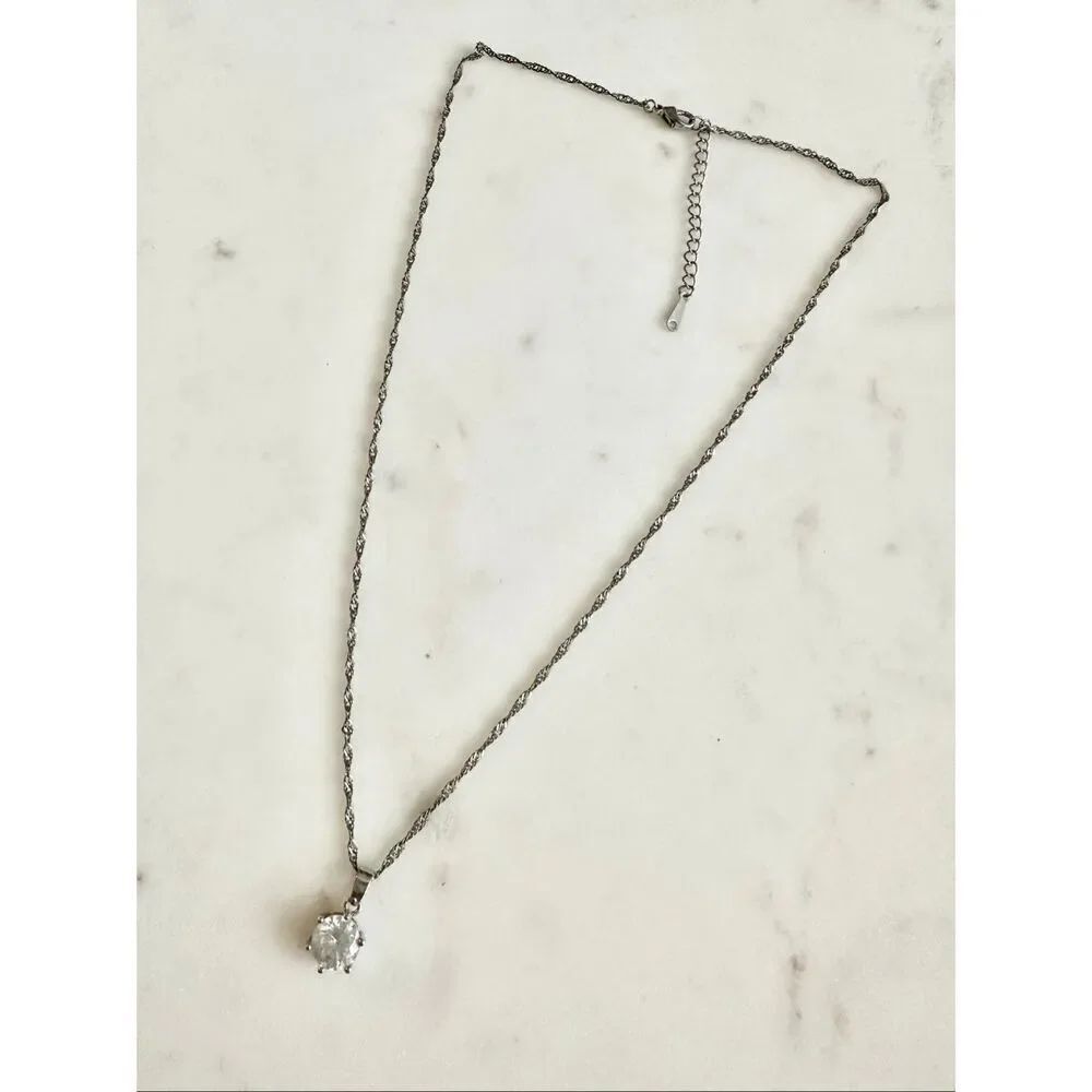 Nordstrom‘s round cut pendant necklace used